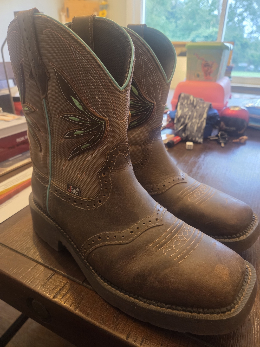 Women's Justin Boots with Turquoise Stitching